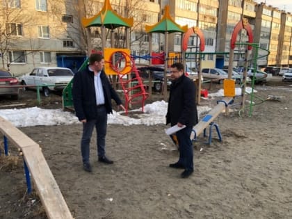 Партия проверила состояние детских игровых площадок в Усинске