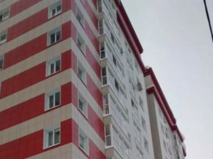 В Сыктывкаре с седьмого этажа выпала женщина