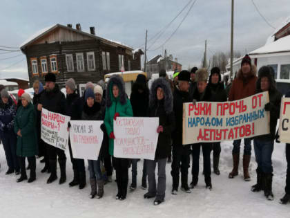 Жители Ижмы выразили протест против давления на местных депутатов