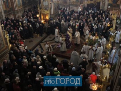 Фоторепортаж: сыктывкарцы семьями приходили в храм встречать Рождество