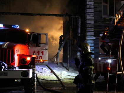 В Сыктывкаре горел аварийный деревянный дом по ул. Почтовой