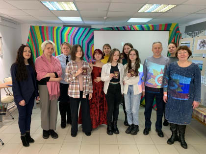 Галина Шишкина, член местного отделения партии СПРАВЕДЛИВАЯ РОССИЯ – ЗА ПРАВДУ в Корткеросском районе приняла участие в торжественном вручении паспортов