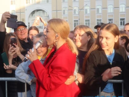 Юлианна Караулова на концерте в Воркуте в День Шахтера выступала с травмой