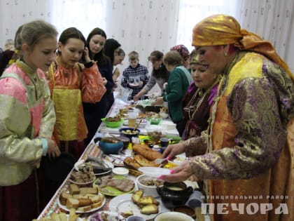 В печорском "Досуге" в День народного единства развернулись национальные подворья