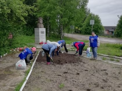 Единороссы Койгородка провели субботник на мемориальном комплексе Героя Советского Союза Данилова