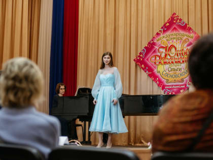 Члены жюри конкурса юных вокалистов Ольги Сосновской приблизили 42 конкурсантов к заветной победе