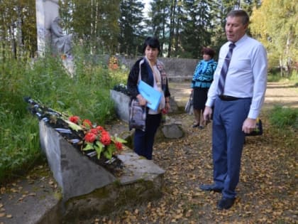 Усть-цилемские партийцы обследовали памятники, которые нуждаются в благоустройстве