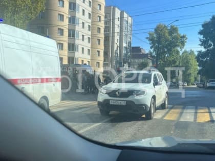 Мотоциклист, которого сбили в центре Сыктывкара, срочно доставлен в больницу с травмами