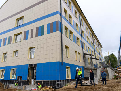 Глава Коми проинспектировал ход строительства лечебного корпуса в Усть-Цильме