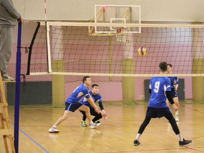 Мужская команда «СЛИ» по волейболу сыграла с командой «Т Плюс»