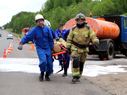 В Прилузском районе прошли совместные учения пожарных и экстренных оперативных служб по ликвидации последствий крупного ДТП