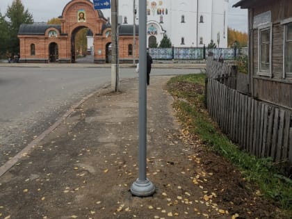 В Сыктывкаре посреди тротуара воткнули столб для дорожного знака
