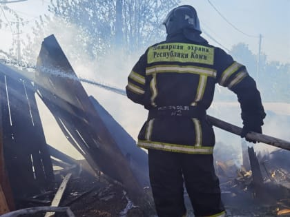 Дознаватели выясняют причину пожара в Краснозатонском