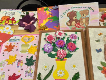 Более 3 000 детских открыток вручили почтальоны Северо-Западного федерального округа пожилым людям к праздникам