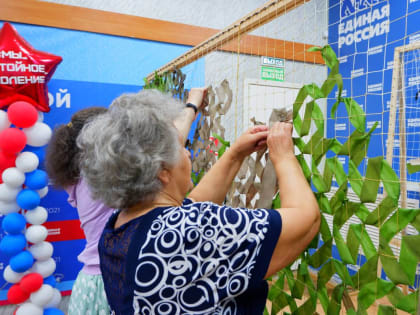 В Волонтерском центре «Единой России» плетут маскировочные сети