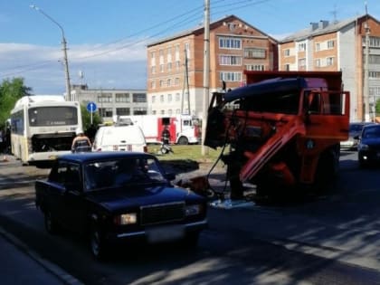 Число травмированных в ДТП с КаМАЗом и автобусом в Сыктывкаре выросло