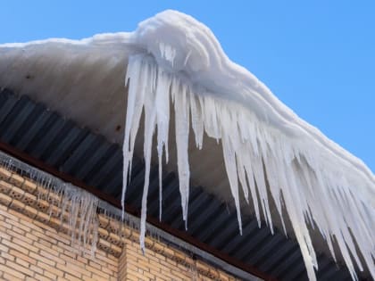 Сезонный риск: сход снега с крыши