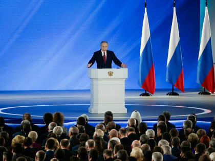 Путин предложил с 2024 года повысить МРОТ до 19 242 рублей