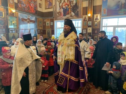 8 января в Храме Рождества Христова п. Нижний-Чов г. Сыктывкара священнослужители и прихожане встречали приезд Архиепископа Питирима