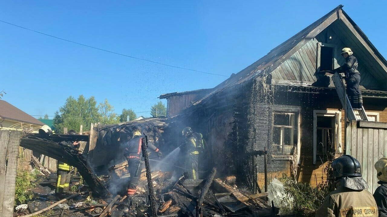 Пожар в сыктывкаре. Пожар фото. Пожар в частном доме. Сгоревший город. Пожар частного дома огонь.