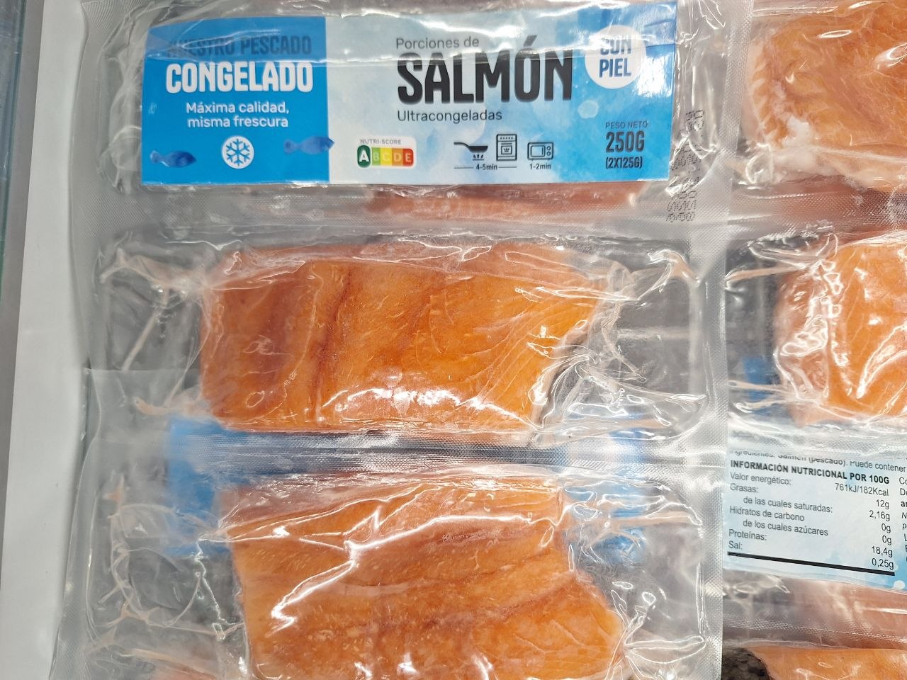 Salmón con piel listo para cocinar