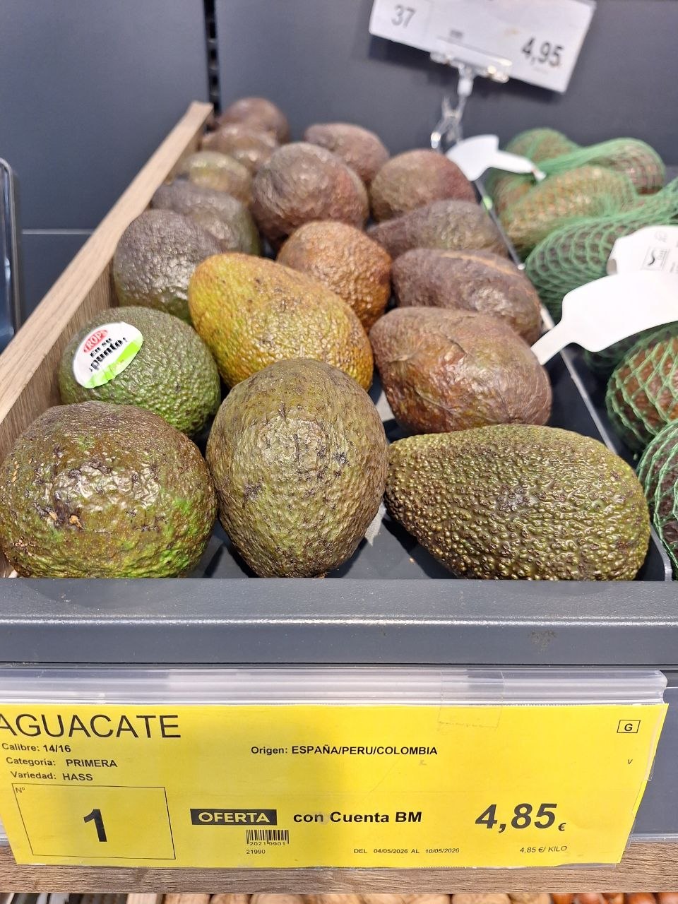 Cartel promocional de aguacates Hass en Supermercados BM