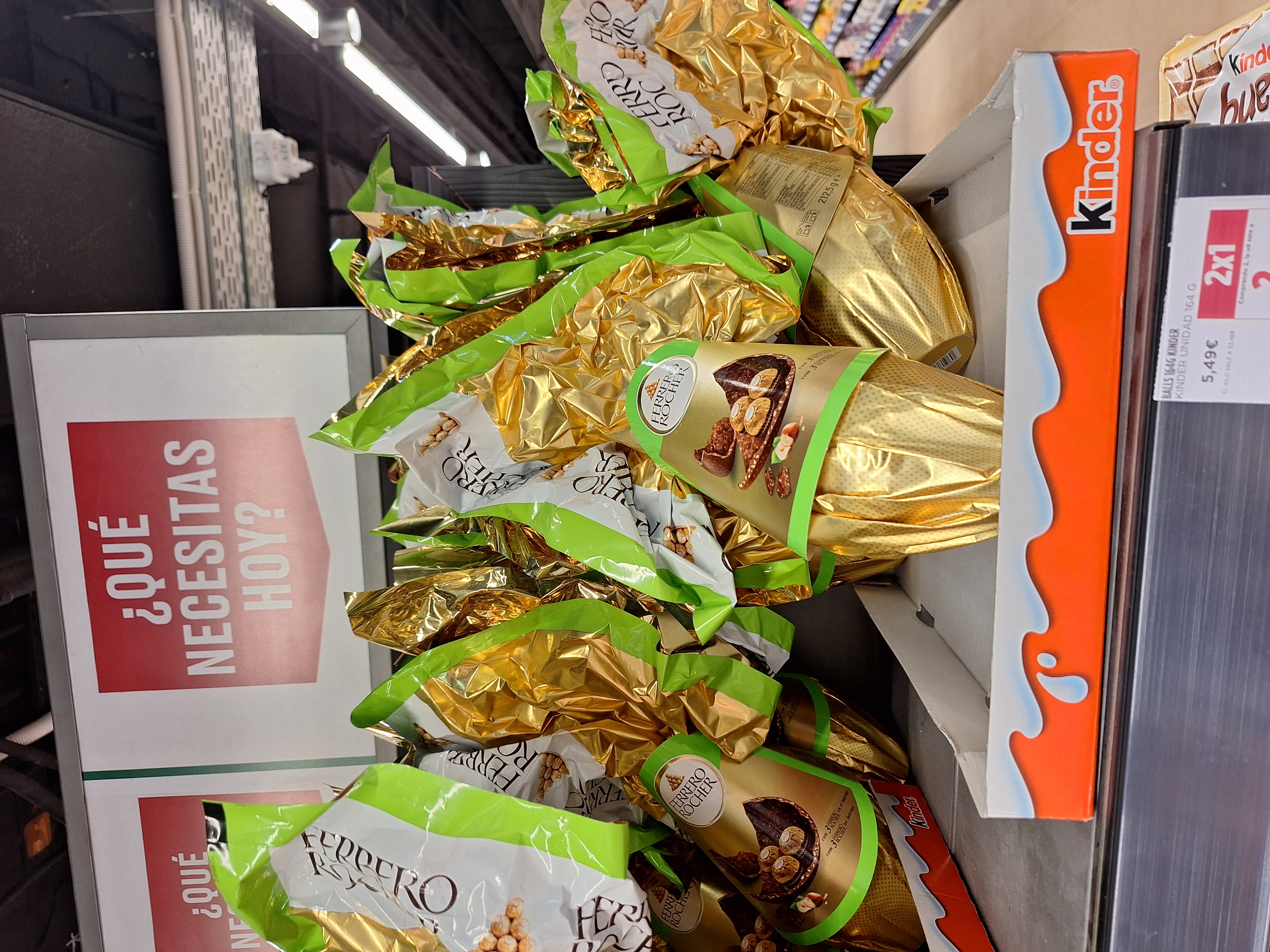 Huevos de Pascua Ferrero Rocher en el lineal de Hipercor