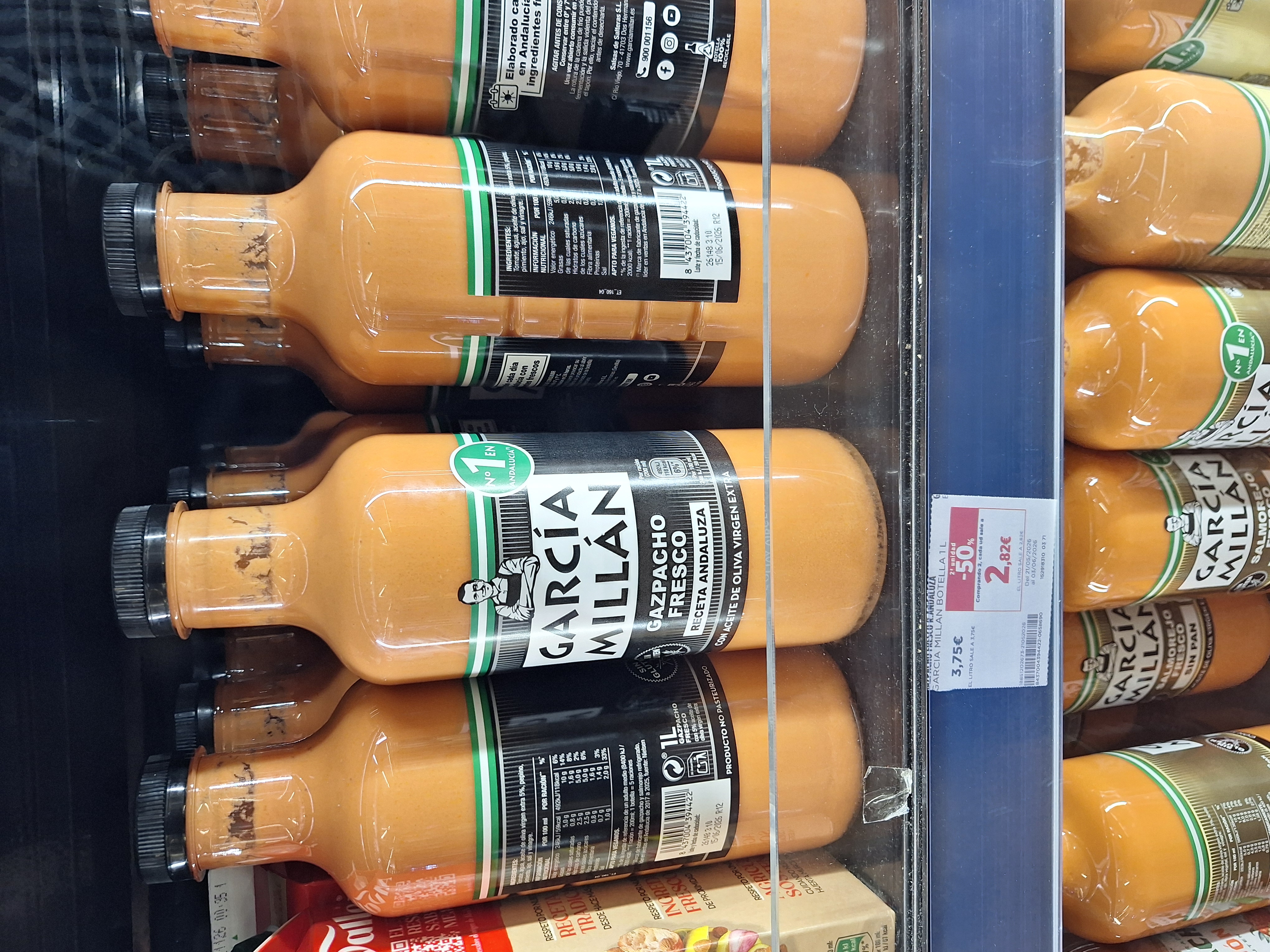 Sección refrigerada con gazpachos en oferta