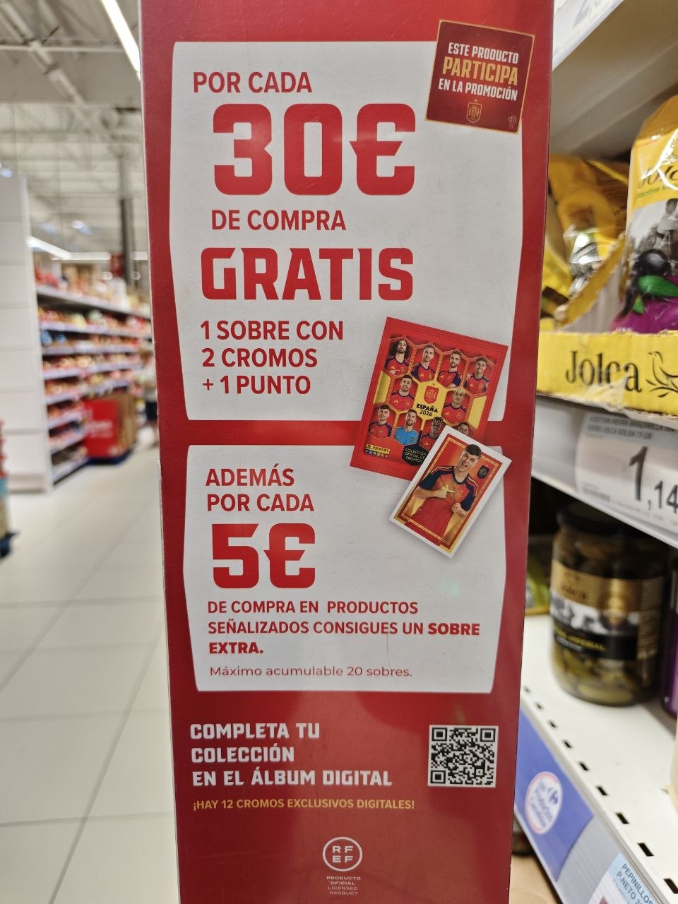 Detalle de los sobres de cromos de la Selección Española en Carrefour