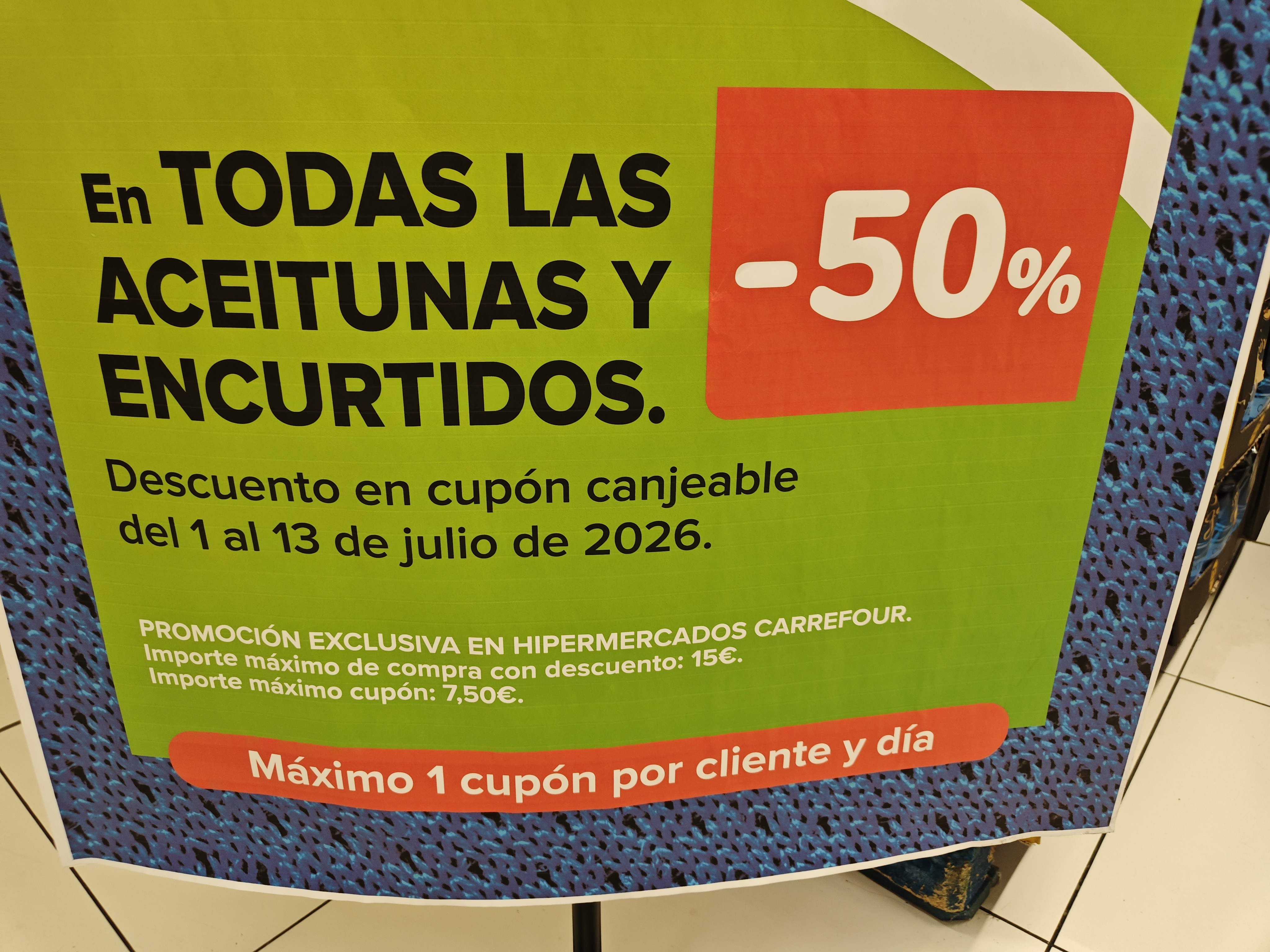 Lineal de aceitunas y encurtidos en Carrefour con promoción del 50%