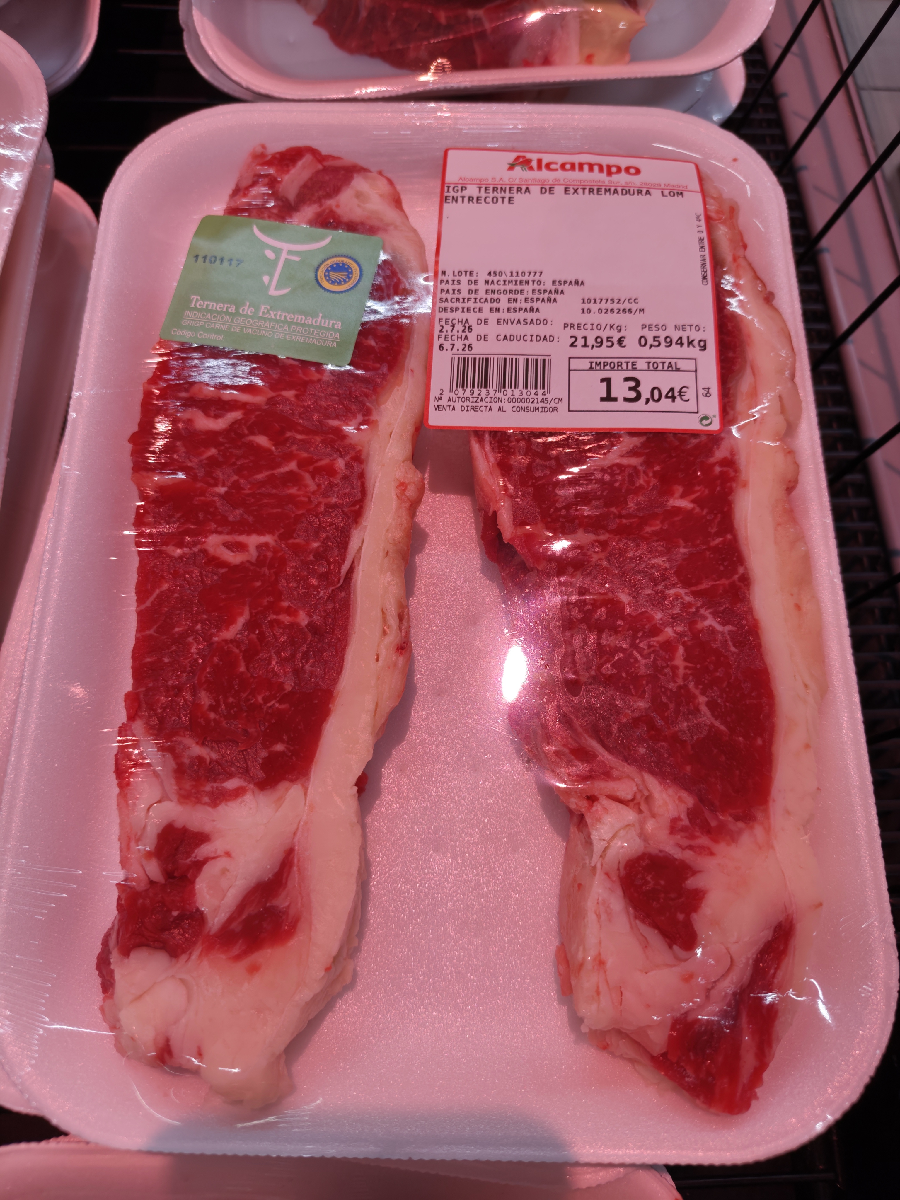 Detalle del sello IGP Ternera de Extremadura en el etiquetado de la bandeja