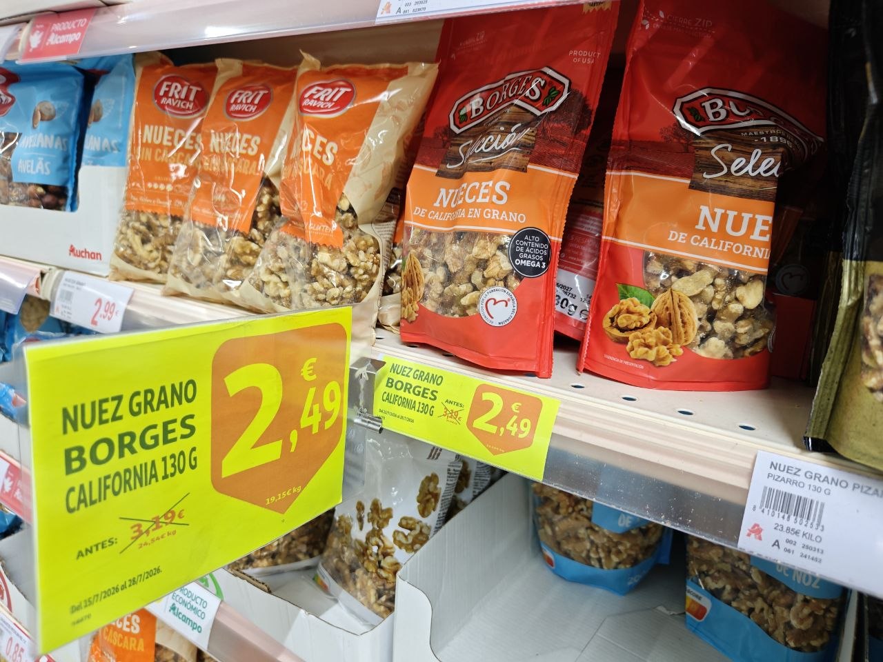 Detalle del frontal de la bolsa Borges Selección con el sello California Walnuts y el precio en oferta