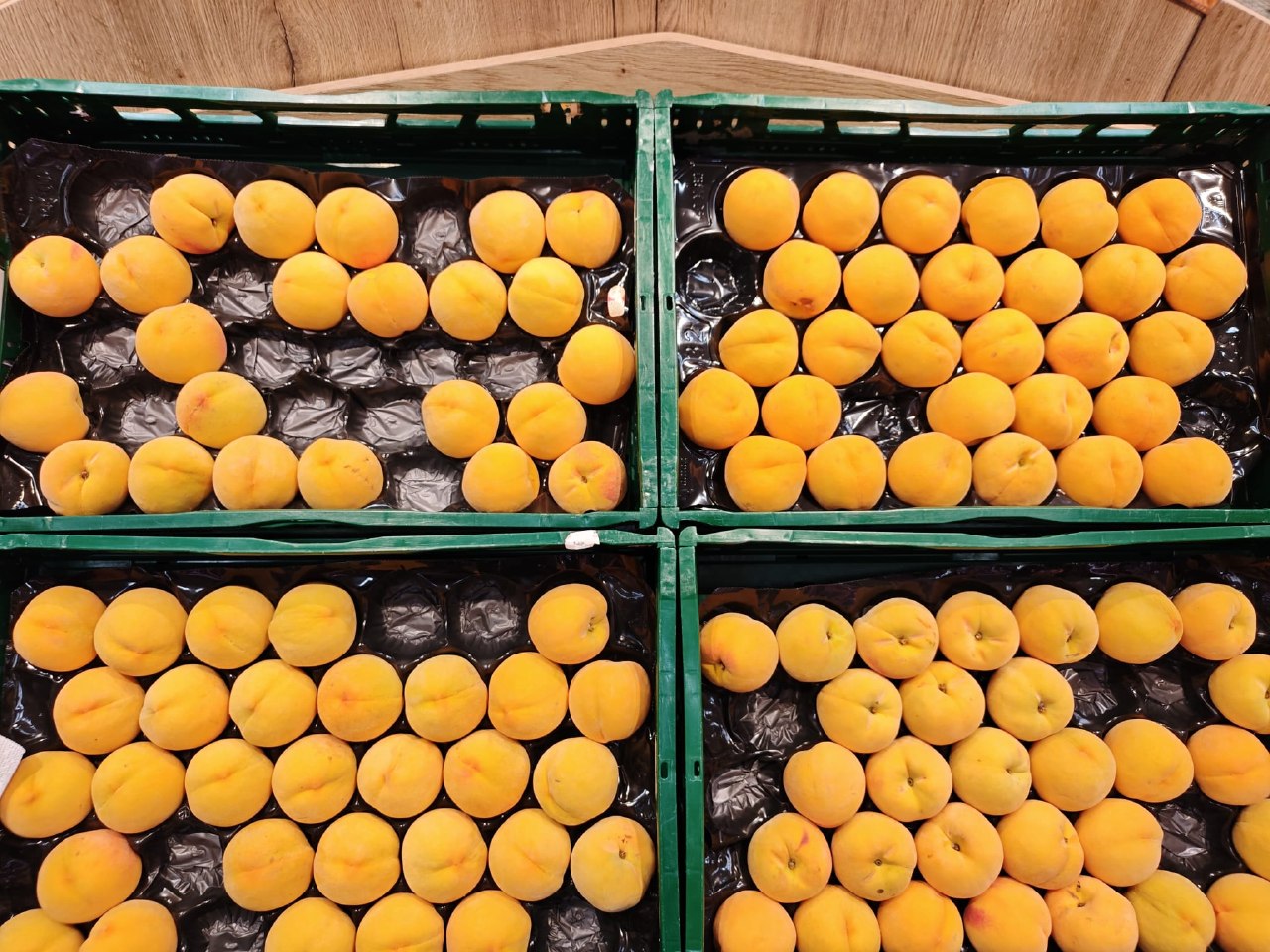 Melocotones amarillos Romea a granel en la sección de frutería de Ahorramás