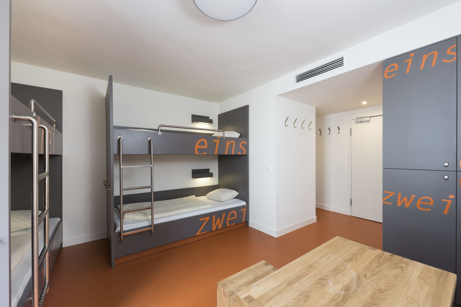 Vierbettzimmer Typ 2 Blick zum Eingang