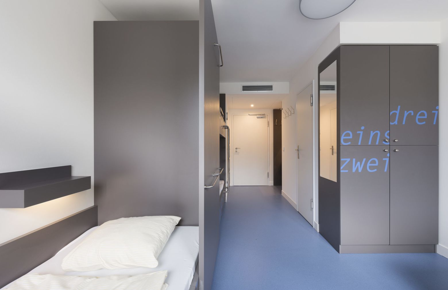 Dreibettzimmer Blick zur Eingangstür