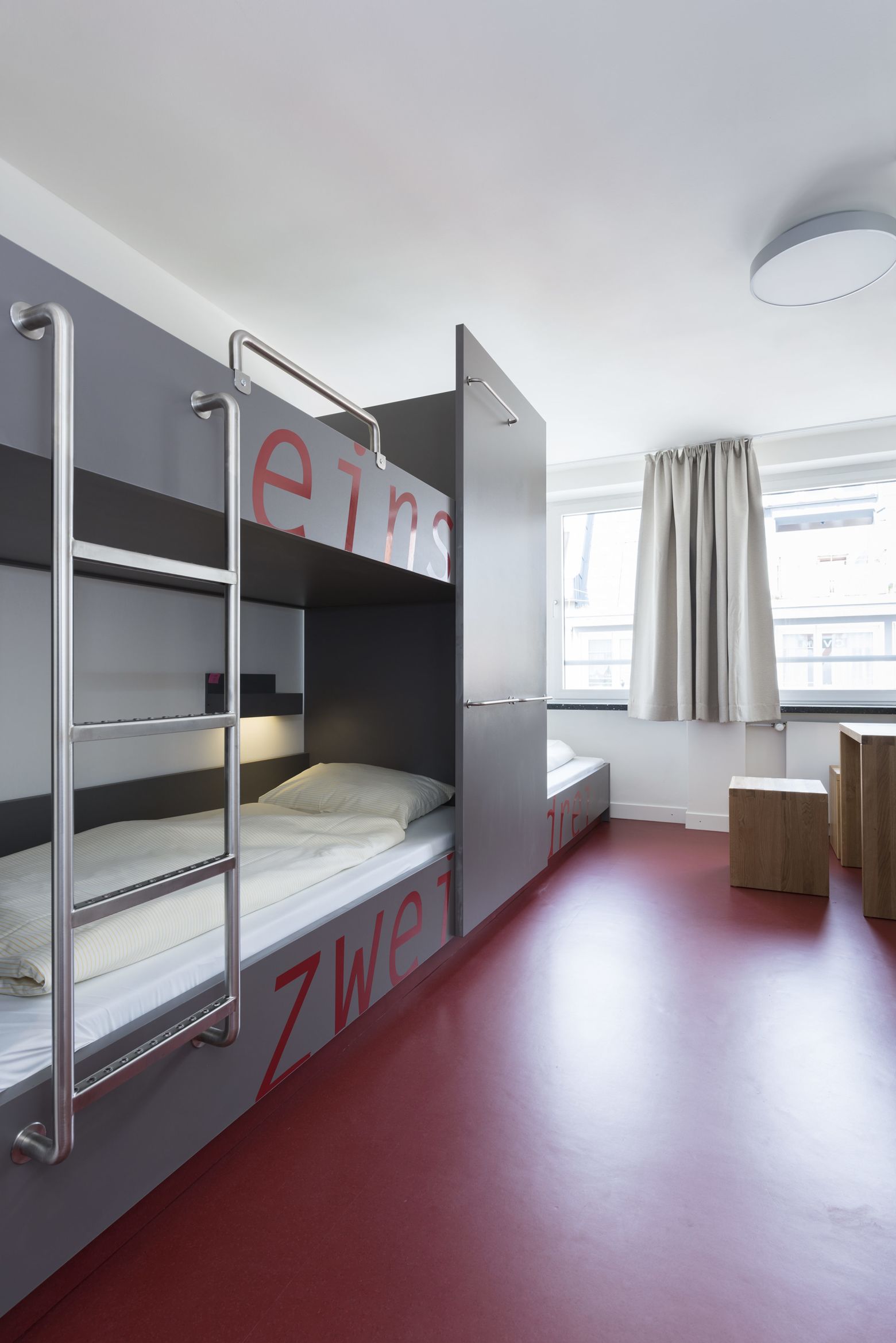 Dreibettzimmer Blick zu den Fenstern