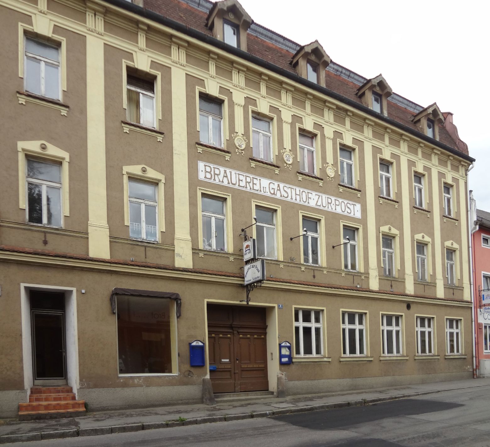 Strassenfassade Zustand vor Sanierung