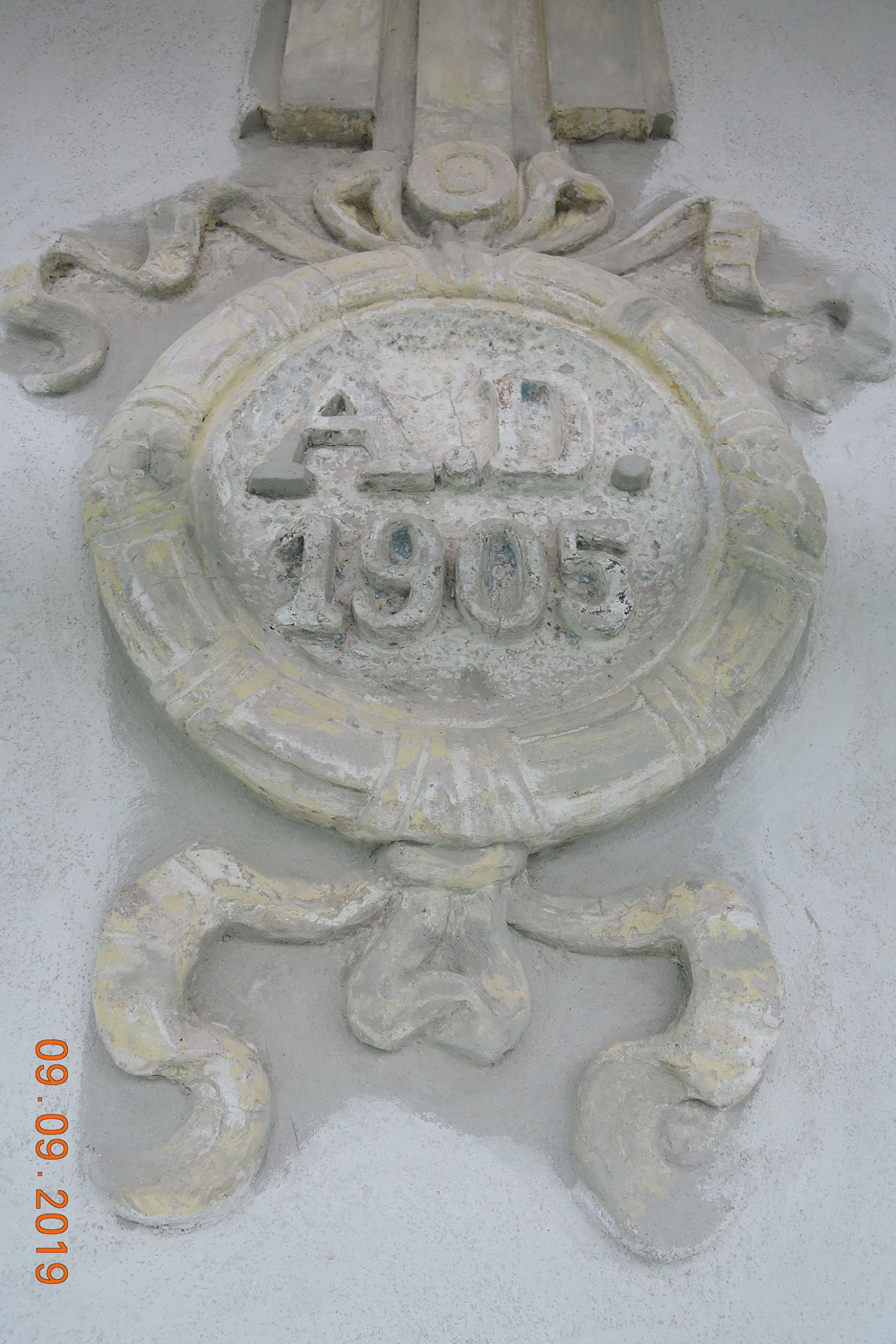 Restaurationsarbeiten Stuckaturen Straßenfassade Medaillon Baujahr 1905