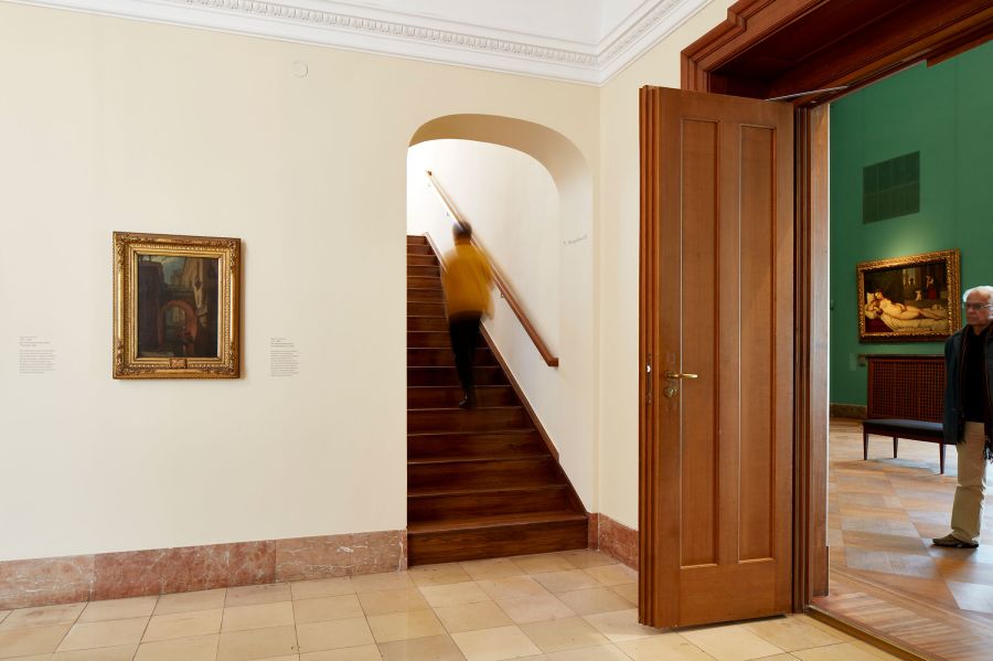 Treppe zum Saal unten