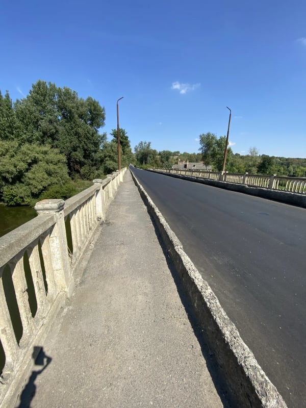 Вид на міст через річку Південний Буг у селі Печера, Вінницька область, з асфальтованою дорогою та бетонними перилами