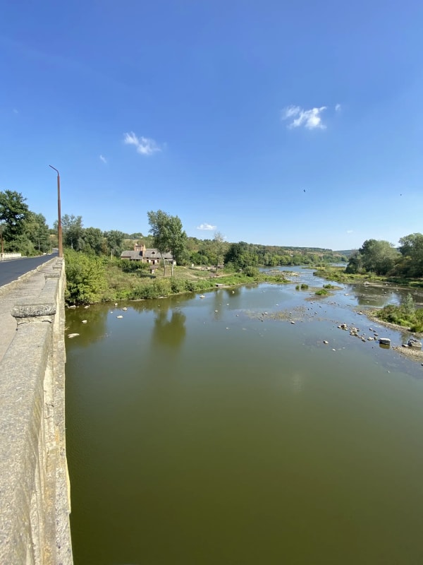 Панорамний вид на річку Південний Буг та її кам'янисті пороги в селі Печера, Вінницька область