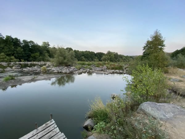 Мальовничі Печерські пороги на річці Південний Буг з камінням, водою та зеленою рослинністю