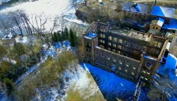 Аерофото руїн водяного млина Потоцьких у селі Печера, Вінницька область, Україна. Зимовий пейзаж з річкою Південний Буг.