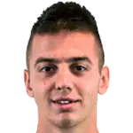Adrian Szökedisparo a la cabeza