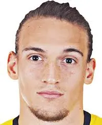 Július Szokedisparo a la cabeza
