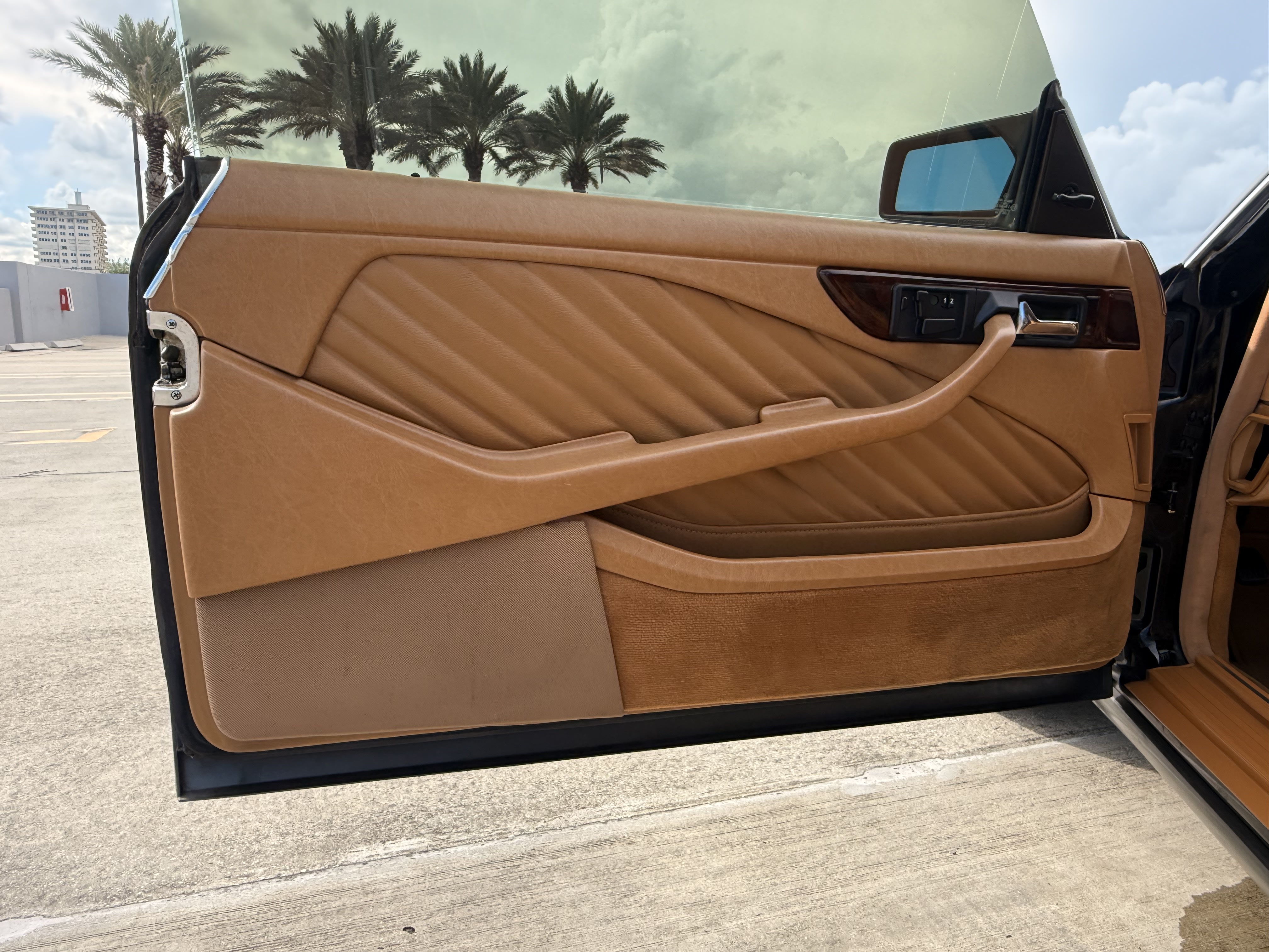 Mercedes-Benz 560 SEC photo 21