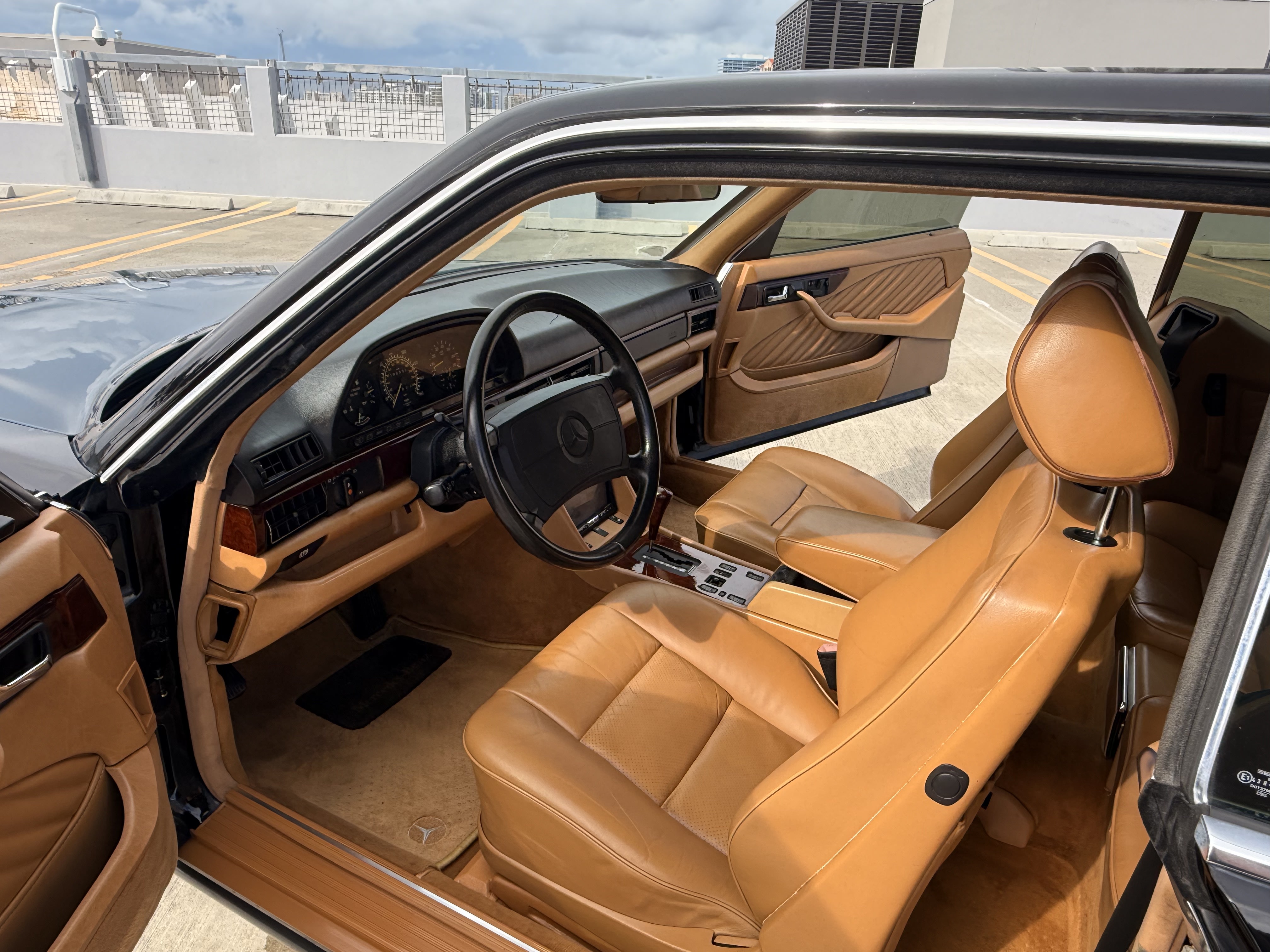 Mercedes-Benz 560 SEC photo 22