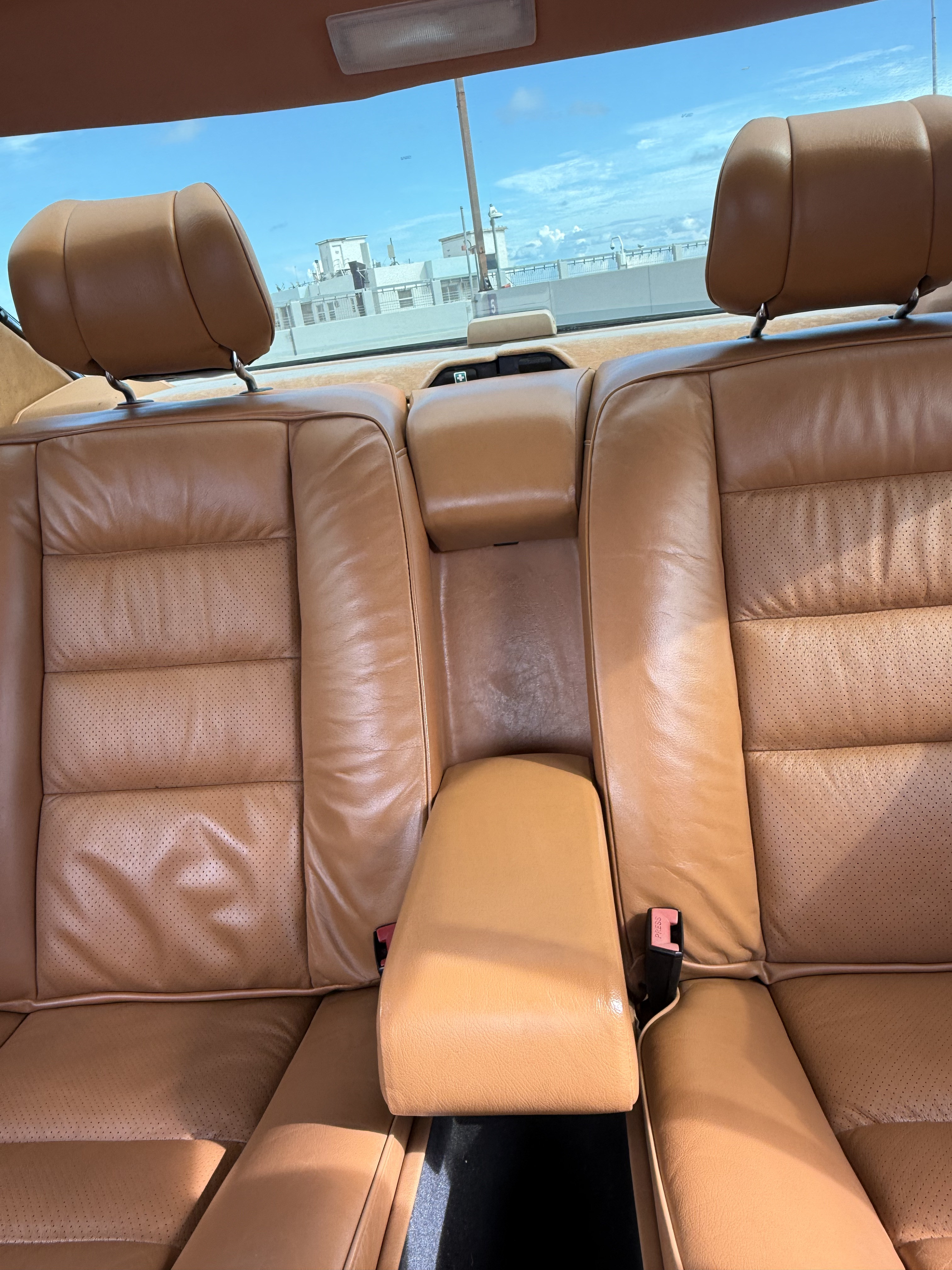 Mercedes-Benz 560 SEC photo 31