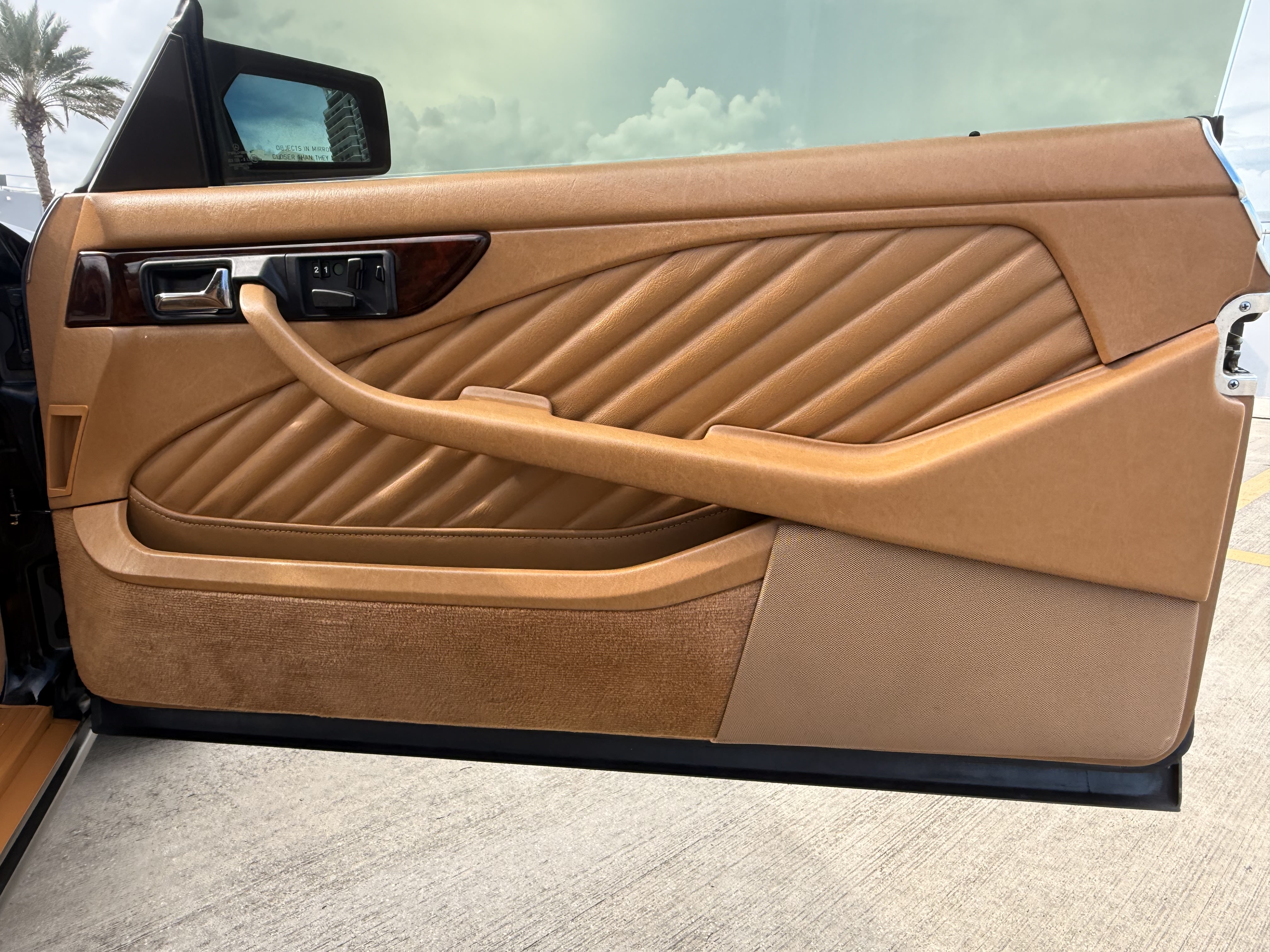 Mercedes-Benz 560 SEC photo 32