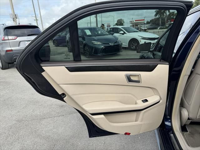 Mercedes-Benz E350 4Matic Sedan photo 10